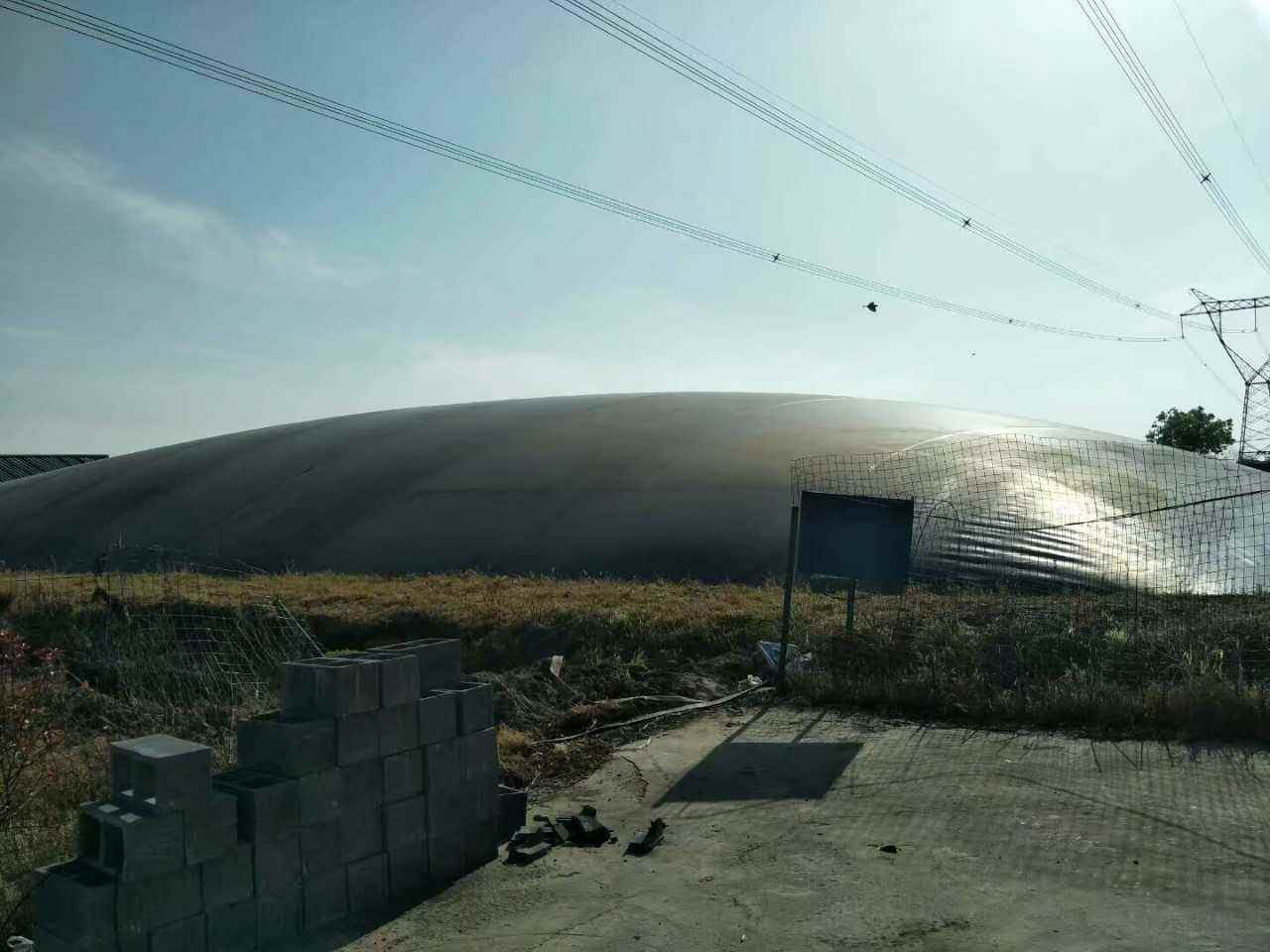 修筑完工的外圍堰鋪設(shè)土工膜表面一定要加寬嗎？